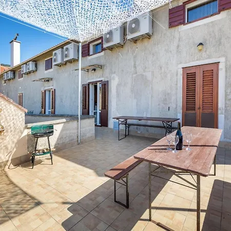 Apartment In Near Old Town & Cres