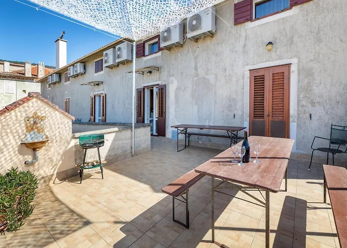 Apartmán In Near Old Town & Cres