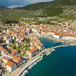 In Near Old Town & * Cres
