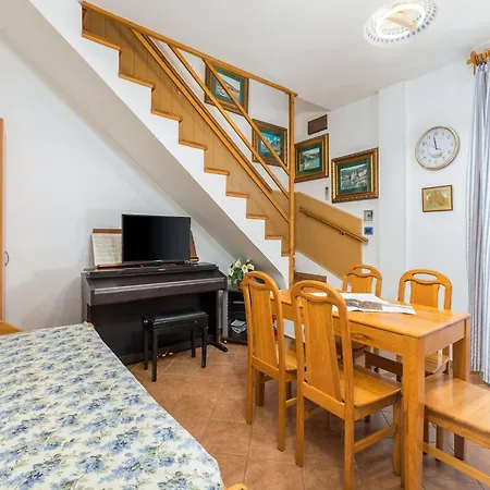 Apartment In Near Old Town & *