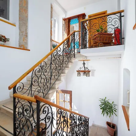 In Near Old Town & Cres