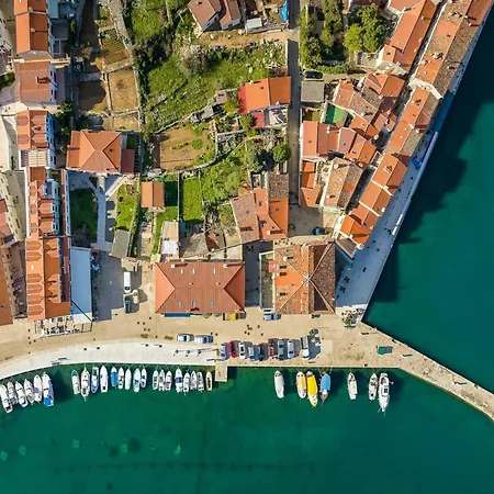 In Near Old Town & * Cres